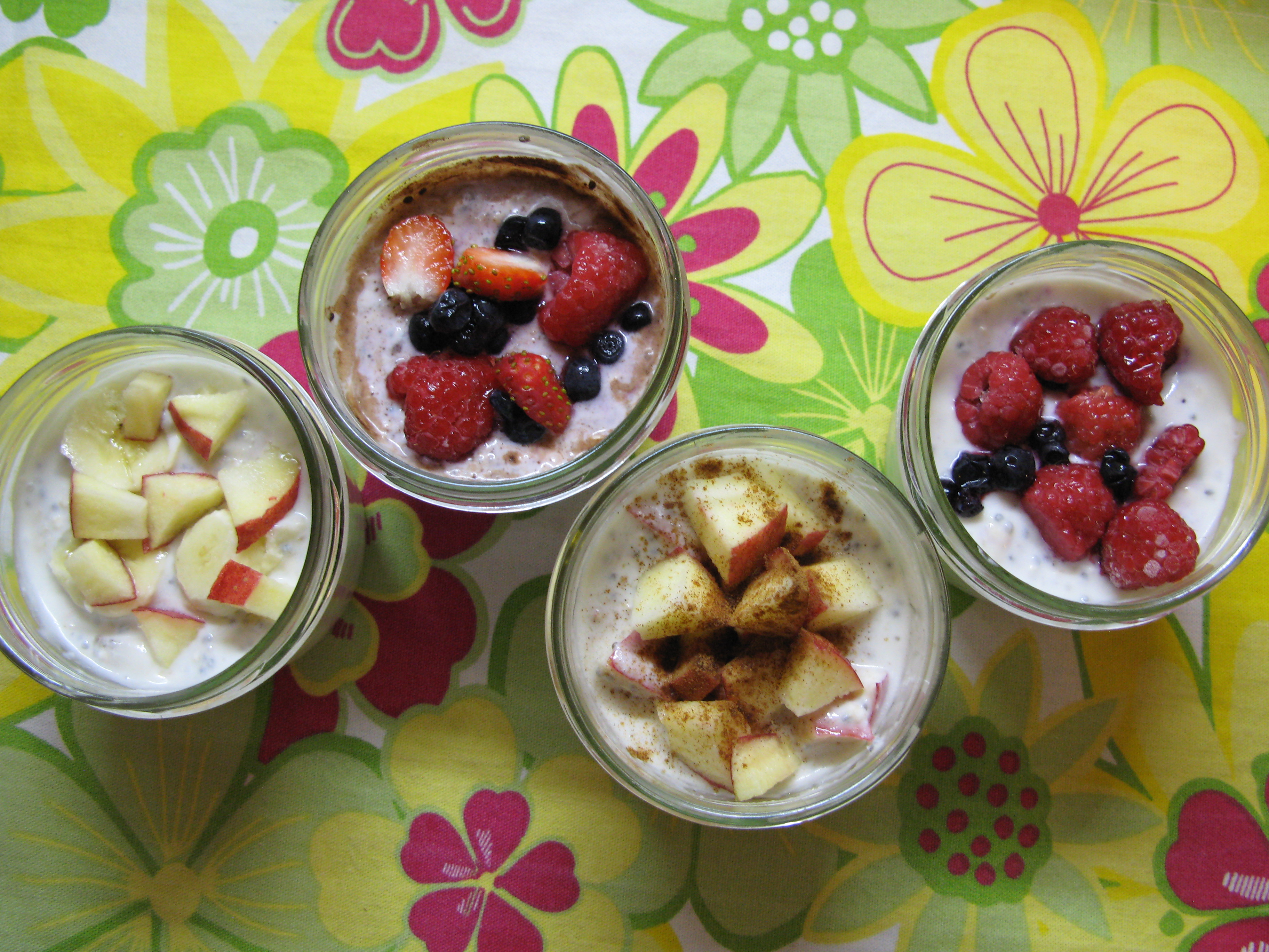 Jogurtová svačinka s ovocem a chia semínky